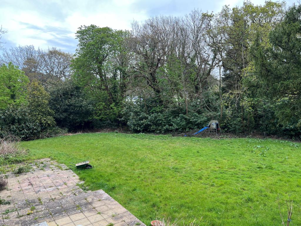 Lot: 101 - IMPRESSIVE SIX-BEDROOM DETACHED HOUSE FOR IMPROVEMENT OR DEVELOPMENT - Garden with mature trees